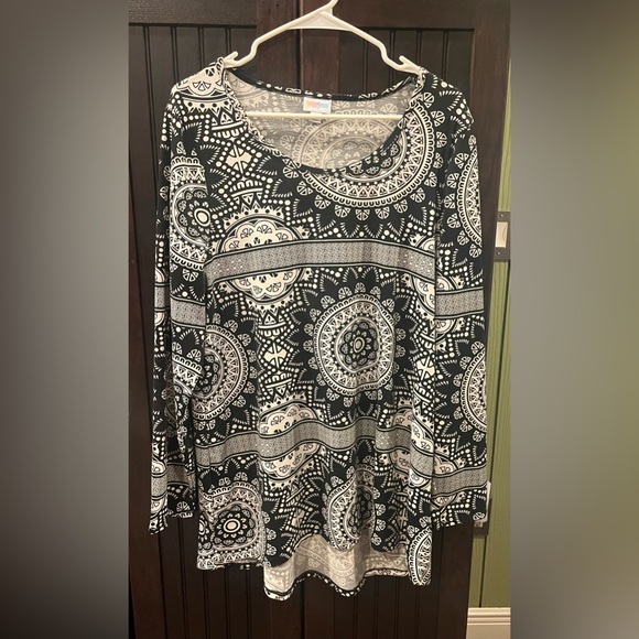 NWOT LuLaRoe ‘LYNNAE’ XL Black & White Mandala Top - Picture 4 of 8